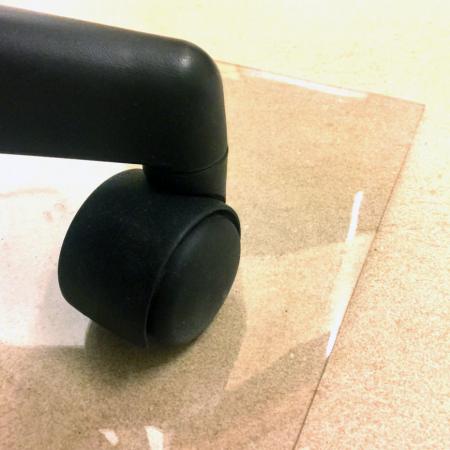 Klarer Stuhlmatte & Bodenprotektor - PVC-Folienanwendung